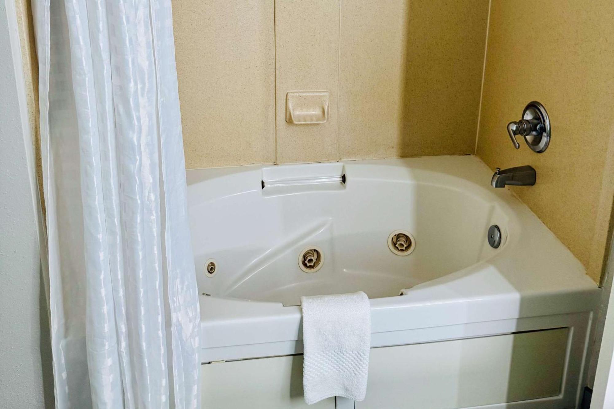 Clarion Pointe Albemarle Ξενοδοχείο Εξωτερικό φωτογραφία